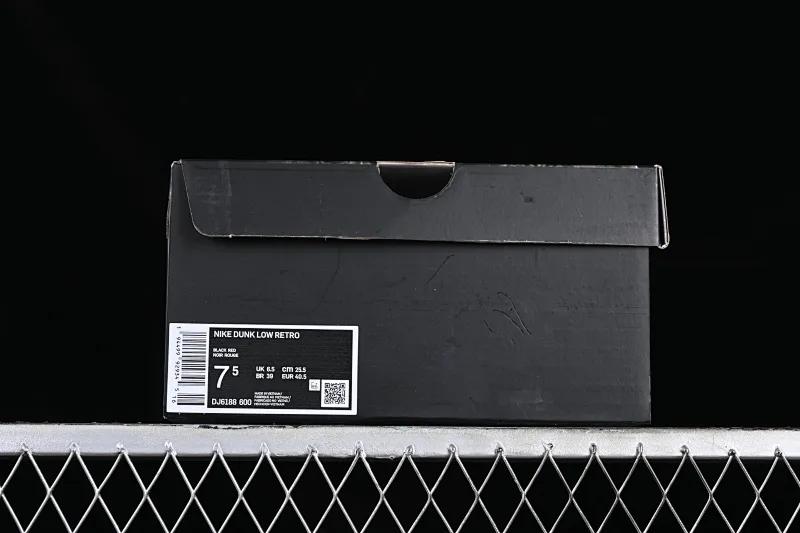 All categories Nk SB Dunk series Nk SB Dunk Low Low-top sneakers Nk Dunk Low WUYA Violent aesthetics Cool graffiti Retro distressed Deconstruction SB strap low-top casual sneakers DJ6188-600